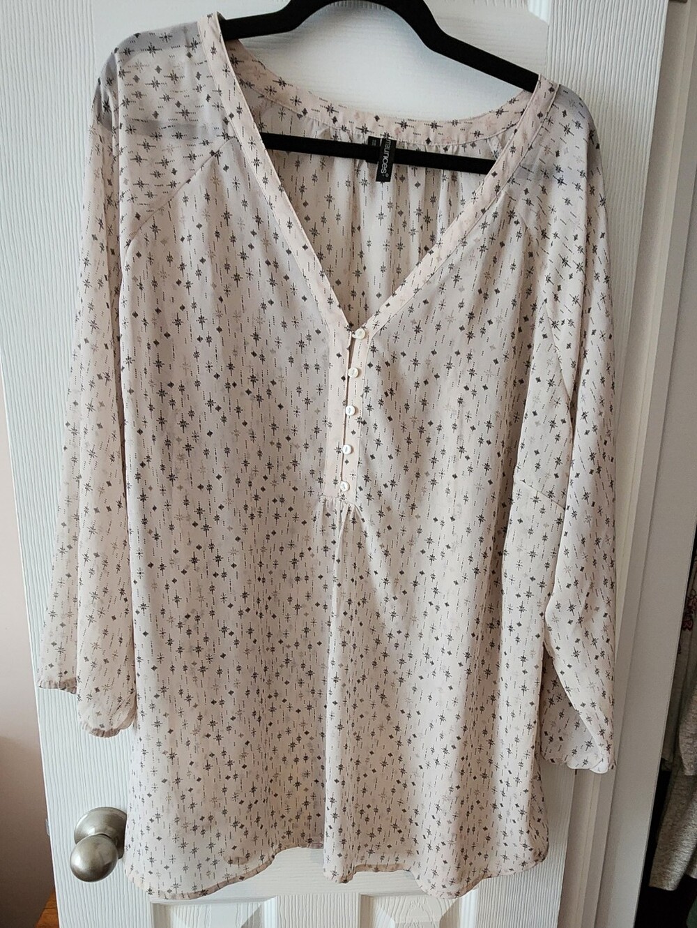 Maurices 3 Cream Printed V-Neck Button-Front Blouse